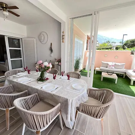 Vakantiehuis Spacious 500 M From The Sea! Playa Del Duque *