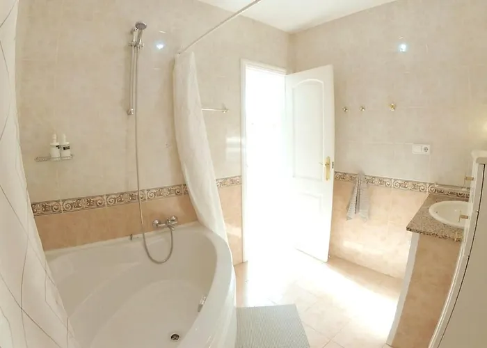 Spacious 500 M From The Sea! Playa Del Duque Tatil Evi